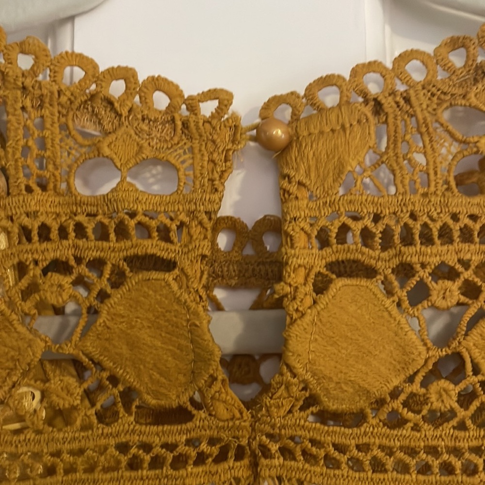 EUC Bell Sleeve Lace/Crochet Cut Out Top in Gold - Picture 4 of 8